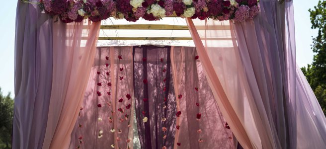 DECORACIÓN DE BODA HINDÚ EN TONOS ROSAS